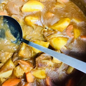 三歳の娘と食べるカレーライス